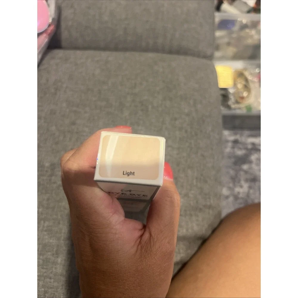 MSRP $47 It Cosmetics Bye Bye Foundation OilFree Matte SPF 50+ Sunscreen - LIGHT